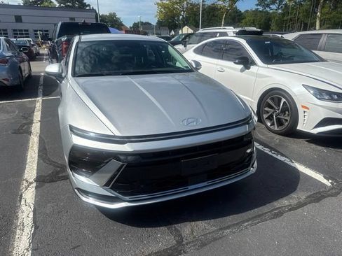 Used 2025 Hyundai Sonata SEL FWD image 2
