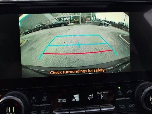 Used 2023 Toyota Highlander XLE image 18