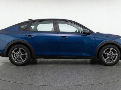 Used 2025 Kia K4 LXS image 11