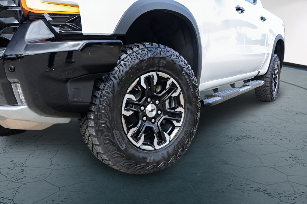Used 2025 Chevrolet Silverado 1500 ZR2 AWD/4WD image 3