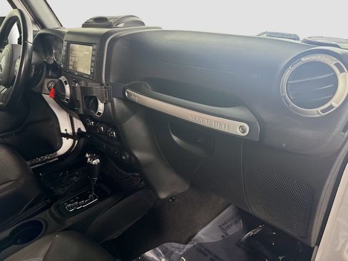 Used 2016 Jeep Wrangler Unlimited Sahara w/ Connectivity Group image 28