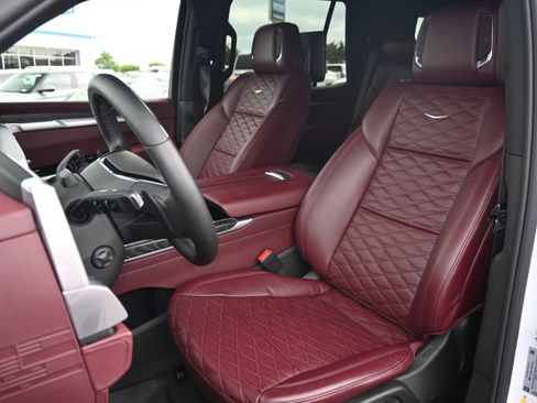 Used 2026 Cadillac Escalade Luxury w/ LPO, Floor Liner Package AWD/4WD image 16