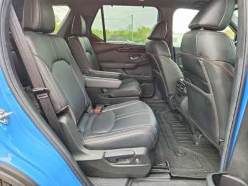 Used 2025 Honda Pilot TrailSport image 9