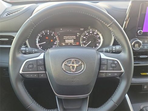 Used 2024 Toyota Highlander XLE image 18