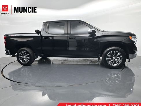 Used 2022 Chevrolet Silverado 1500 LT AWD/4WD image 1