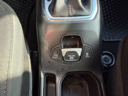 Used 2023 Jeep Renegade Latitude AWD/4WD image 35