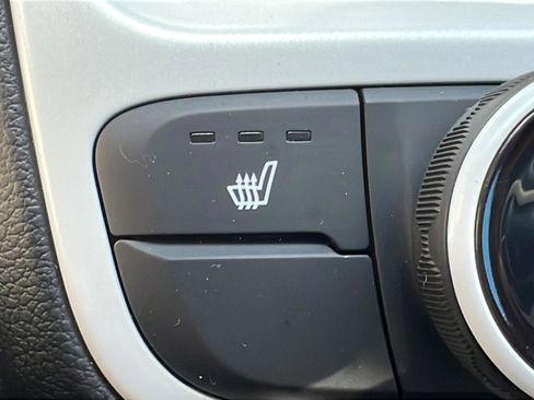 Certified 2025 Hyundai Venue Limited FWD image 19