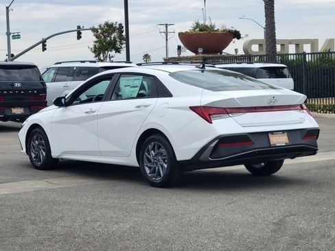 New 2026 Hyundai Elantra Hybrid FWD image 3