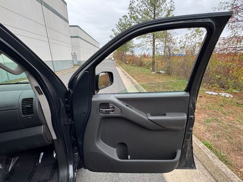 Used 2012 Nissan Frontier SV image 20