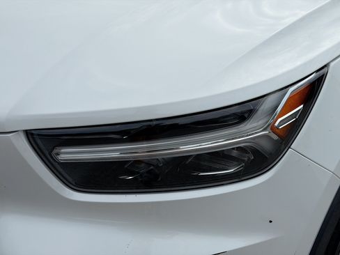 Used 2021 Volvo XC40 T5 Momentum w/ Premium Package AWD/4WD image 9