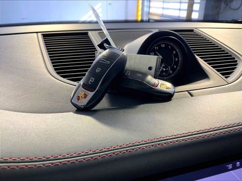 Certified 2023 Porsche Macan image 21