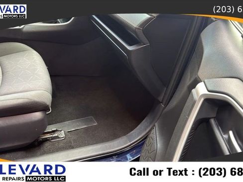Used 2021 Toyota RAV4 XLE AWD/4WD image 36