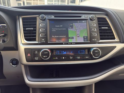 Used 2019 Toyota Highlander Limited AWD/4WD image 9
