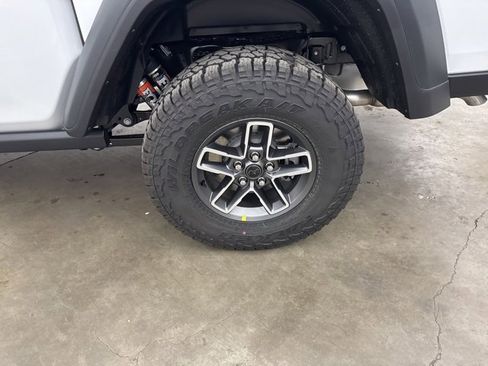 New 2025 Jeep Gladiator Mojave w/ Convenience Group image 23