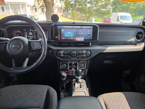 Used 2024 Jeep Gladiator Mojave AWD/4WD image 16