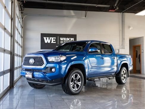 Used 2018 Toyota Tacoma TRD Sport image 2