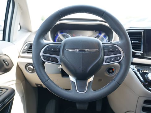Used 2024 Chrysler Pacifica Touring-L FWD image 15