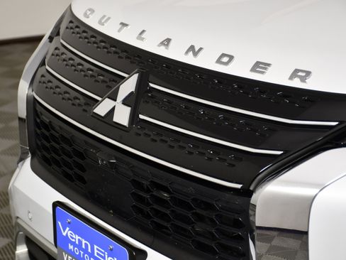 Used 2023 Mitsubishi Outlander SE AWD/4WD image 11