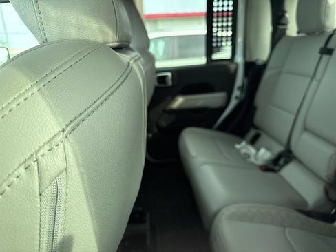 Used 2023 Jeep Gladiator Overland AWD/4WD image 15