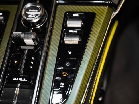 Used 2025 Aston Martin V8 Vantage Coupe image 32