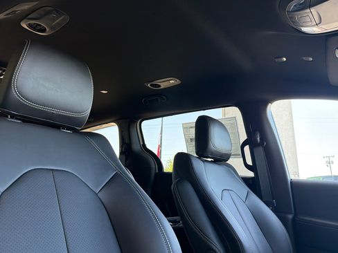 New 2027 Chrysler Pacifica Select FWD image 16