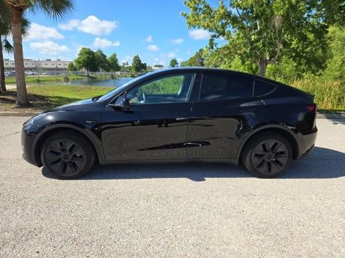 Used 2025 Tesla Model Y Long Range AWD/4WD image 2