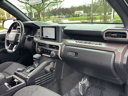 Used 2024 Toyota Tacoma SR5 AWD/4WD image 18