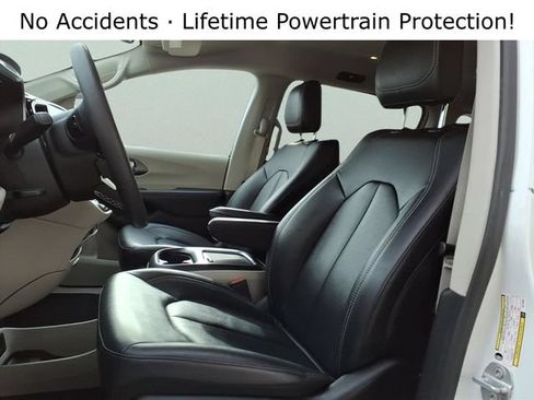 Used 2024 Chrysler Pacifica Touring-L FWD image 12