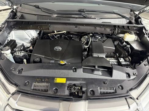 Used 2017 Toyota Highlander Plus FWD image 23