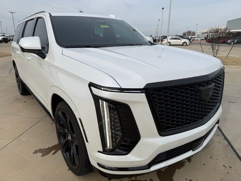 Certified 2025 Cadillac Escalade ESV Sport Platinum w/ LPO, Floor Liner Package image 10