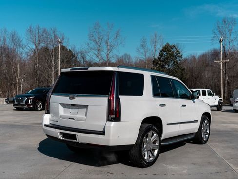 Used 2018 Cadillac Escalade Luxury image 3