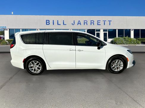 Used 2024 Chrysler Voyager LX image 8