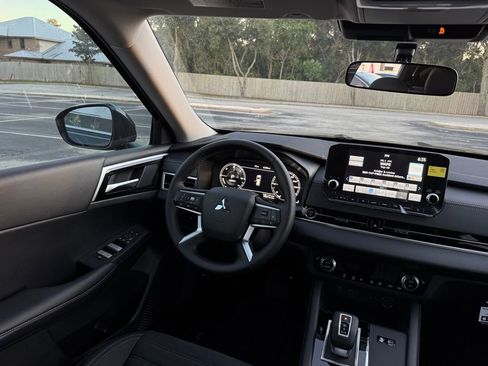 New 2025 Mitsubishi Outlander SE image 23