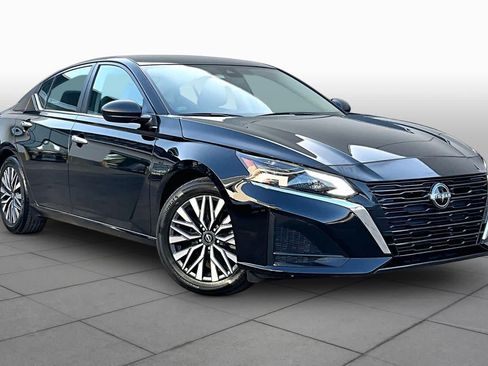 Used 2024 Nissan Altima 2.5 SV FWD image 3