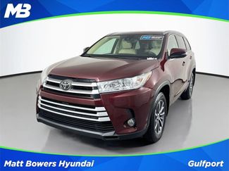 Used 2017 Toyota Highlander XLE AWD/4WD video 1