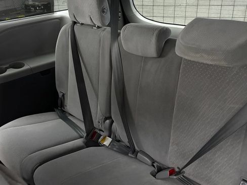 Used 2015 Toyota Sienna LE FWD image 28