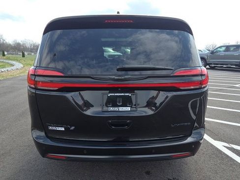 Used 2023 Chrysler Pacifica Limited w/ Uconnect Theater Family Group image 10