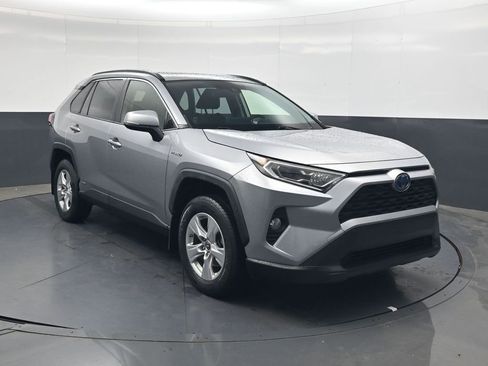 Used 2019 Toyota RAV4 XLE w/ Convenience Package AWD/4WD image 2