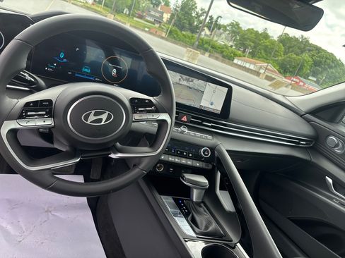 Used 2025 Hyundai Elantra SEL FWD image 6