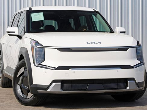 Used 2024 Kia EV9 Light Long Range image 2