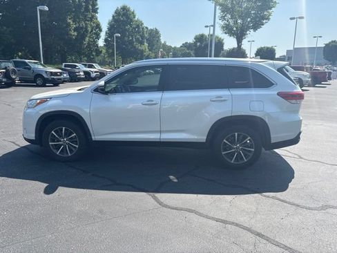 Used 2019 Toyota Highlander XLE FWD image 2