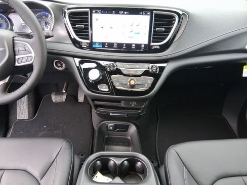 New 2026 Chrysler Pacifica Select image 12