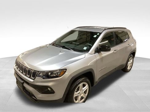 Used 2023 Jeep Compass Latitude image 10