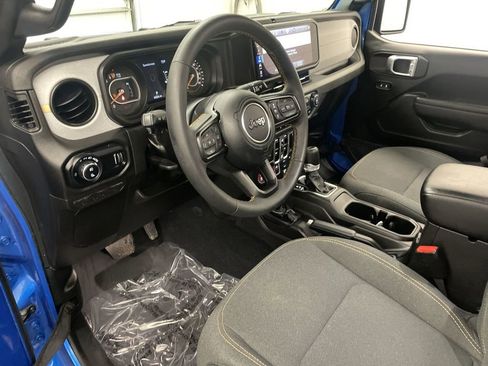 Used 2024 Jeep Gladiator Sport AWD/4WD image 4