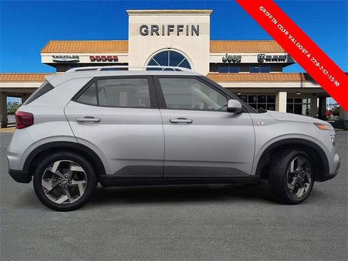 Used 2022 Hyundai Venue SEL w/ Cargo Package image 3
