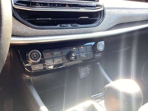 Used 2024 Jeep Compass Latitude image 17