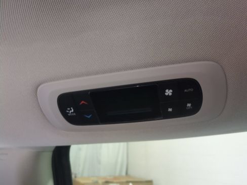 Used 2023 Chrysler Pacifica Touring-L FWD image 19
