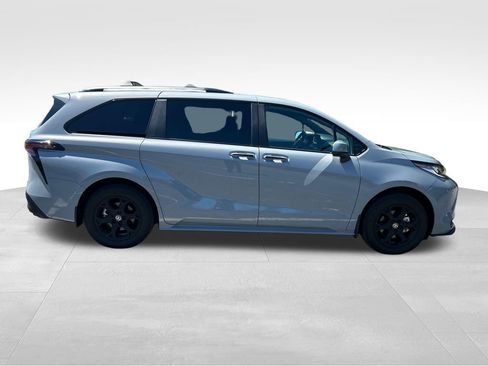Used 2025 Toyota Sienna XLE Woodland Edition AWD/4WD image 6