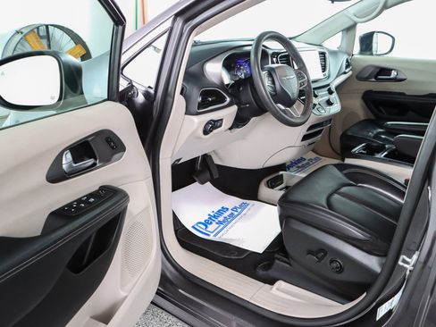 Used 2023 Chrysler Pacifica Touring-L FWD image 3