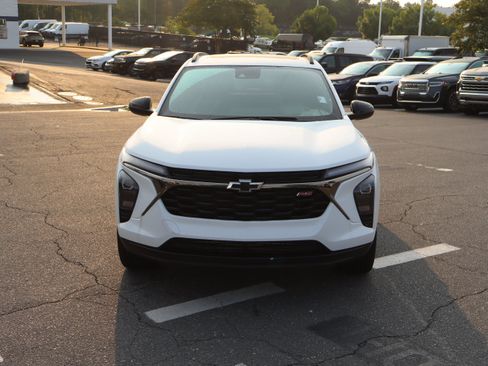 Used 2026 Chevrolet Trax RS w/ Sunroof Package FWD image 3